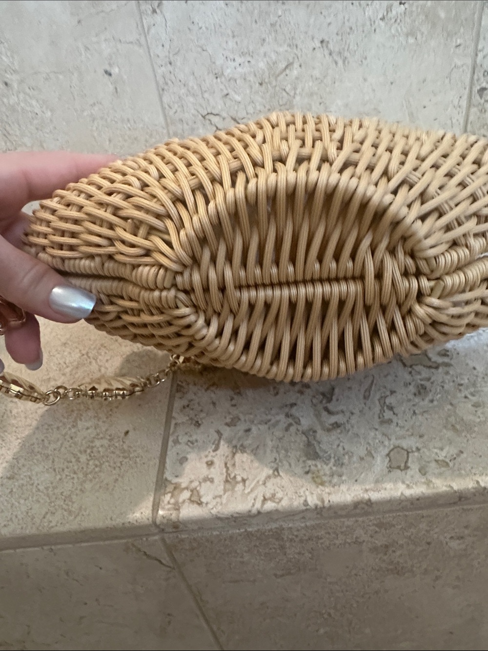 Tommy Bahama Natural Woven Straw Clutch with Gold Shells strap NEW condition - Picture 4 of 4